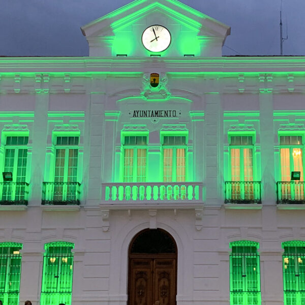 Iluminación Verde en la Fachada del Ayuntamiento de Tomelloso: Un Tributo Nocturno por el Día Mundial Contra el Cáncer