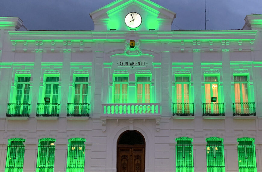 Iluminación Verde en la Fachada del Ayuntamiento de Tomelloso: Un Tributo Nocturno por el Día Mundial Contra el Cáncer