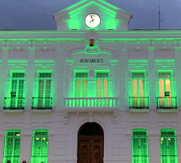 Iluminación verde en la fachada del Ayuntamiento de Tomelloso en conmemoración del Día Mundial del Colangiocarcinoma 202…