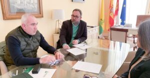 Navarro celebra la elección del tomellosero Emilio Cepeda como presidente provincial de ASAJA en un encuentro en el Ayuntamiento