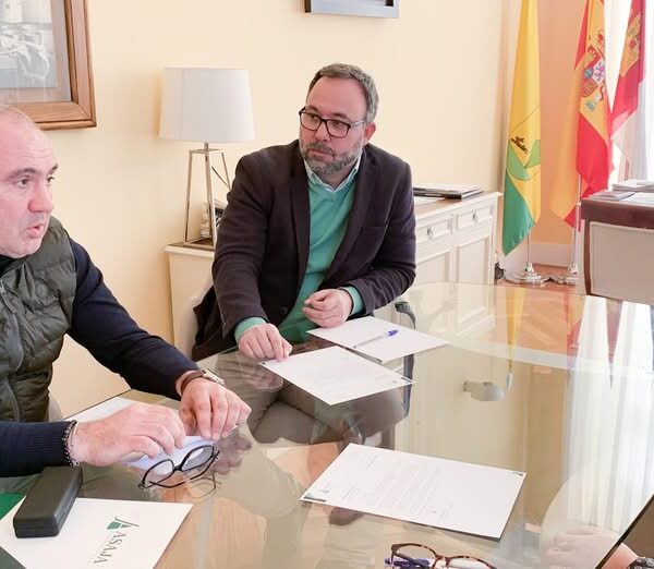 Navarro celebra la elección del tomellosero Emilio Cepeda como presidente provincial de ASAJA en un encuentro en el Ayuntamiento