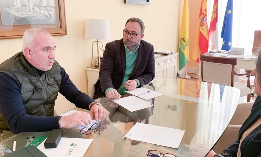 Navarro celebra la elección del tomellosero Emilio Cepeda como presidente provincial de ASAJA en un encuentro en el Ayuntamiento