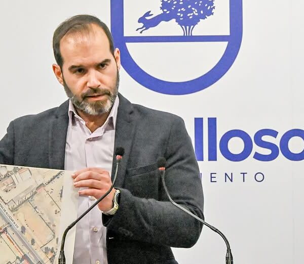Sebastián critica al PSOE local, les acusa de «engañar» a los ciudadanos y «hacer el ridículo» al malinterpretar avances en el proyecto con una publicación del BOE