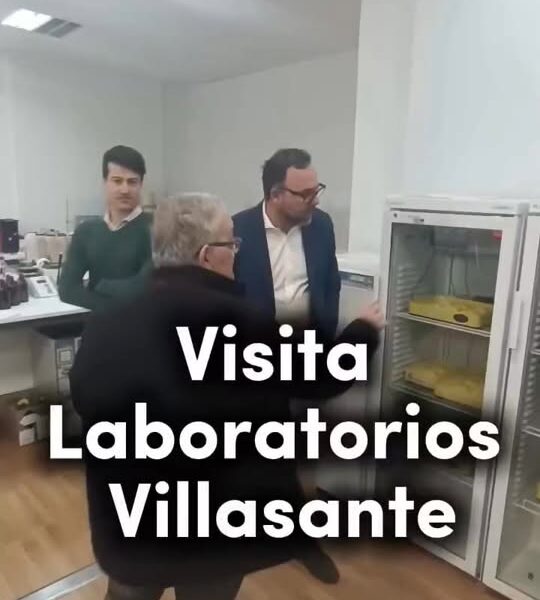 Alcalde Javier Navarro Visita el Destacado Laboratorio Nacional José María Villasante S.L., Especializado en Análisis de Aguas de Consumo Humano