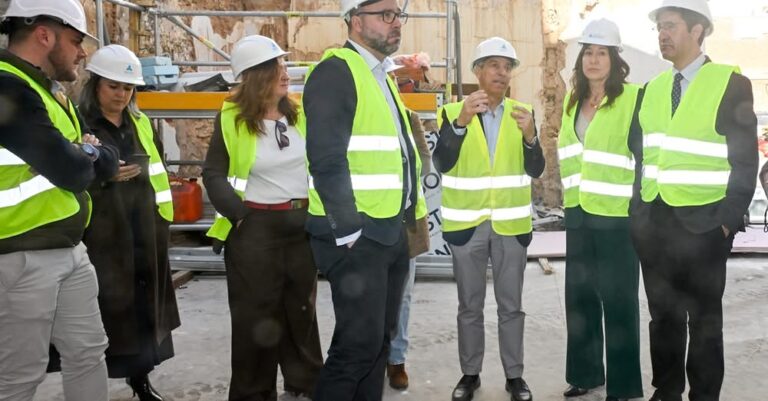 Alcalde Navarro Destaca Innovación y Sostenibilidad Durante su Visita al Proyecto de Hotel Reubicable de Grupo ANRO