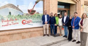 Alcalde Navarro felicita a los dueños de Cash Tomelloso en la apertura de su nueva tienda en la calle Estación