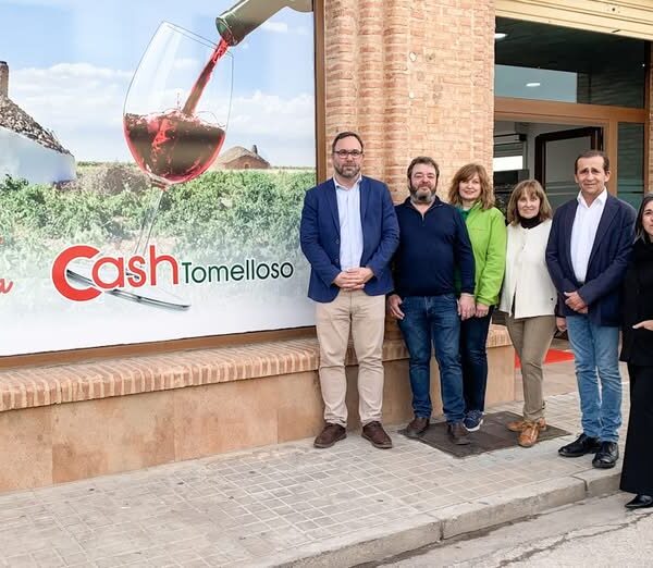 Alcalde Navarro felicita a los dueños de Cash Tomelloso en la apertura de su nueva tienda en la calle Estación