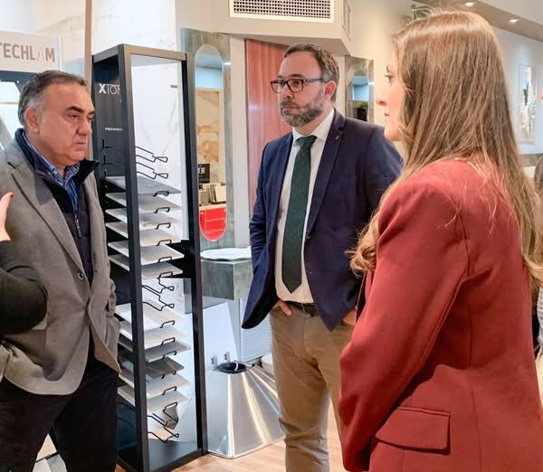 Alcalde elogia la Industria Sobresaliente de Tomelloso durante su Visita a la Empresa Especializada en Diseño, Pinacar