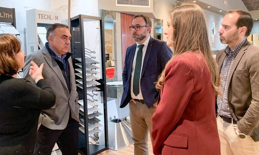 Alcalde elogia la Industria Sobresaliente de Tomelloso durante su Visita a la Empresa Especializada en Diseño, Pinacar