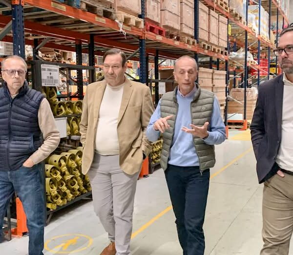 El Alcalde Celebra la Presencia de la Líder de Sector, Repuestos Agrícolas Román, en Tomelloso