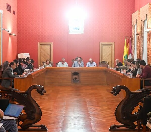 El equipo de gobierno municipal logra incorporar 2 millones de euros adicionales al presupuesto de 2026 gracias a su eficiente gestión económica