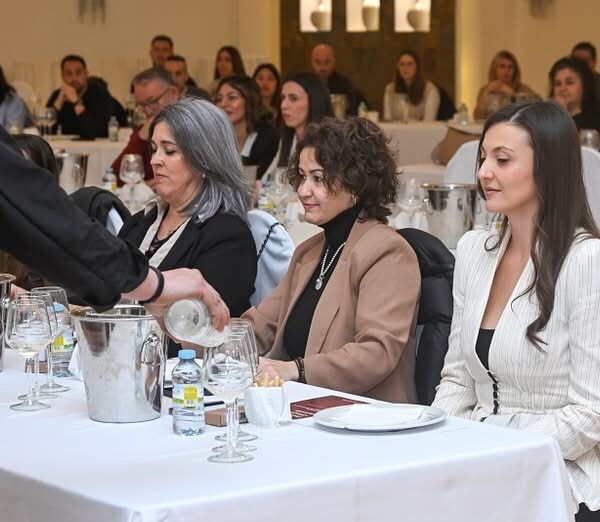 Éxito Rotundo: 100 Plazas Completas para la Celebración del II Brindemos este Sábado