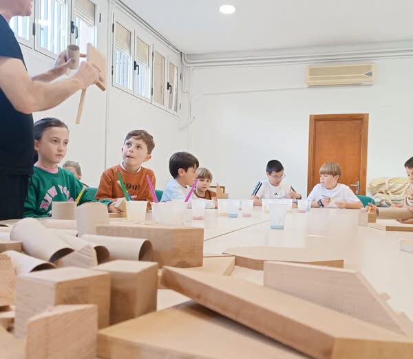 La Biblioteca Municipal deslumbra con el Taller de Creación Artística ‘¡Más Madera!’ bajo la dirección de Premio Nacional, Isidro Ferrer