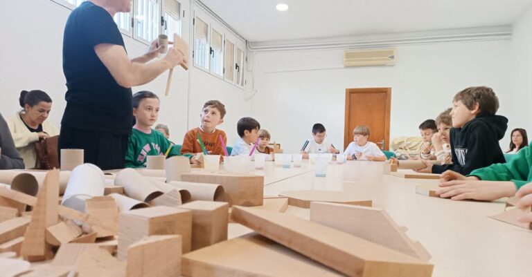 La Biblioteca Municipal deslumbra con el Taller de Creación Artística ‘¡Más Madera!’ bajo la dirección de Premio Nacional, Isidro Ferrer