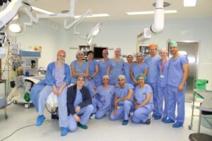 La Gerencia de Tomelloso aumenta su capacidad quirúrgica con el primer implante de conducción ósea para la pérdida auditiva.