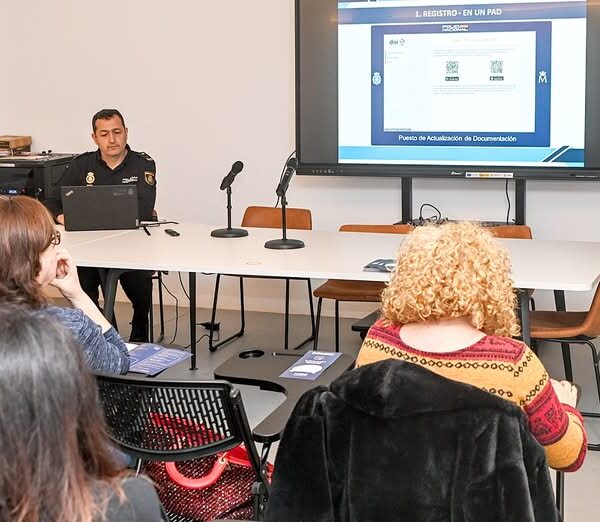 Presentación de novedades sobre el nuevo formato digital del Documento en una charla informativa en el Mercado de Abastos