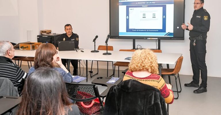 Presentación de novedades sobre el nuevo formato digital del Documento en una charla informativa en el Mercado de Abastos