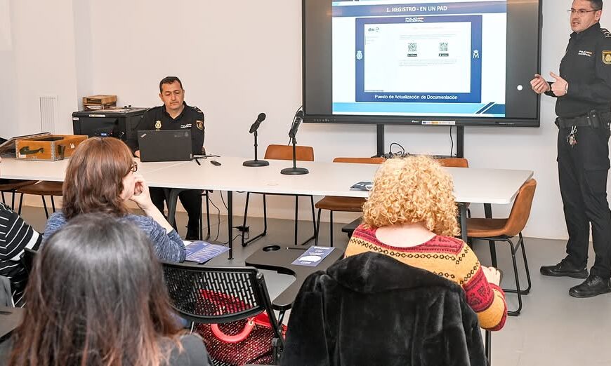 Presentación de novedades sobre el nuevo formato digital del Documento en una charla informativa en el Mercado de Abastos