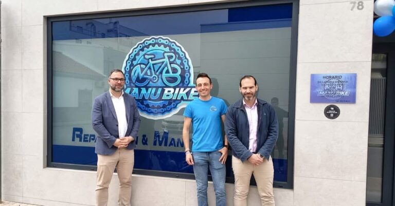 El Alcalde Navarro y el Concejal de Deportes Inauguran el Taller de Bicicletas ‘Manu Bike’