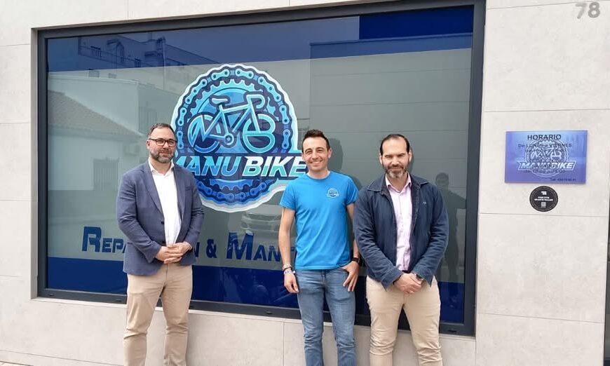 El Alcalde Navarro y el Concejal de Deportes Inauguran el Taller de Bicicletas ‘Manu Bike’