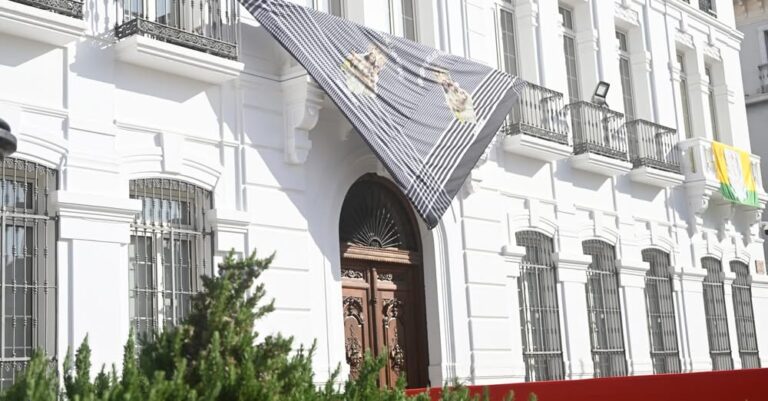 El Ayuntamiento de Tomelloso Honra a la Virgen de las Viñas con una Impactante Decoración de Romería