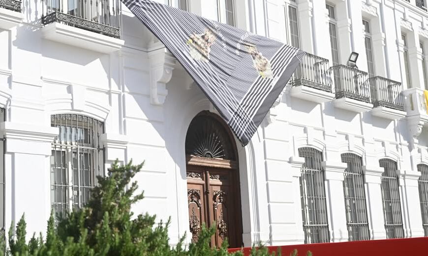 El Ayuntamiento de Tomelloso Honra a la Virgen de las Viñas con una Impactante Decoración de Romería
