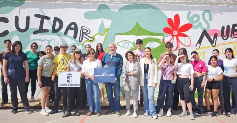 Estudiantes de la Escuela de Arte completan el mural ‘Cuidar el Agua es Nuestro Arte’ en la feria local, un proyecto promovido por Manos Unidas