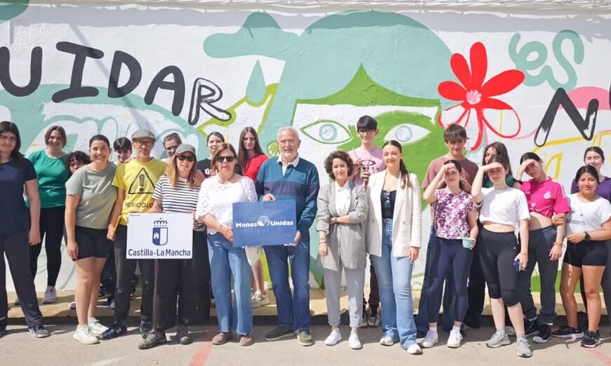 Estudiantes de la Escuela de Arte completan el mural ‘Cuidar el Agua es Nuestro Arte’ en la feria local, un proyecto promovido por Manos Unidas