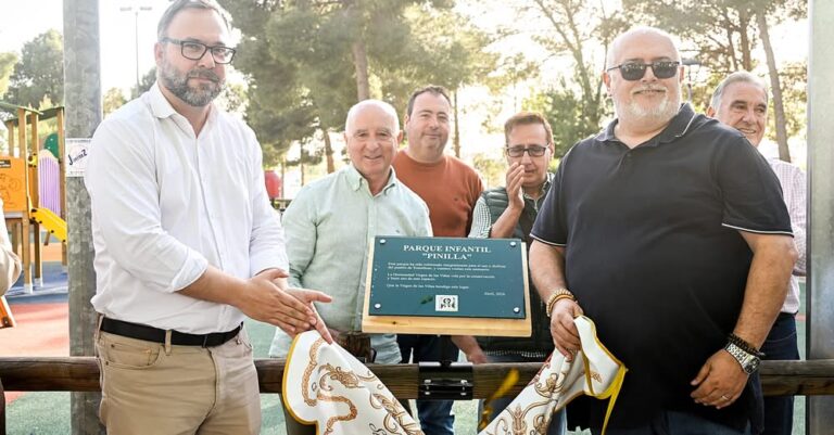 Javier Navarro elogia la labor de Cadisla y la Hermandad de la Virgen de las Viñas en beneficio de los tomelloseros