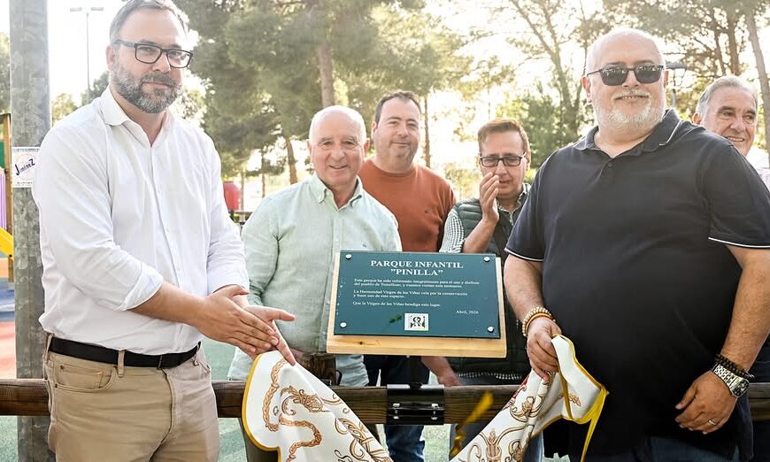 Javier Navarro elogia la labor de Cadisla y la Hermandad de la Virgen de las Viñas en beneficio de los tomelloseros
