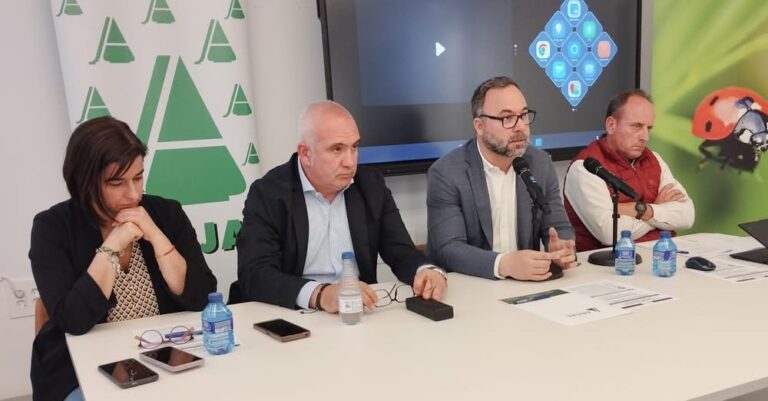 Navarro aborda la problemática de la plaga de conejos en una jornada informativa de ASAJA en el Mercado de Abastos