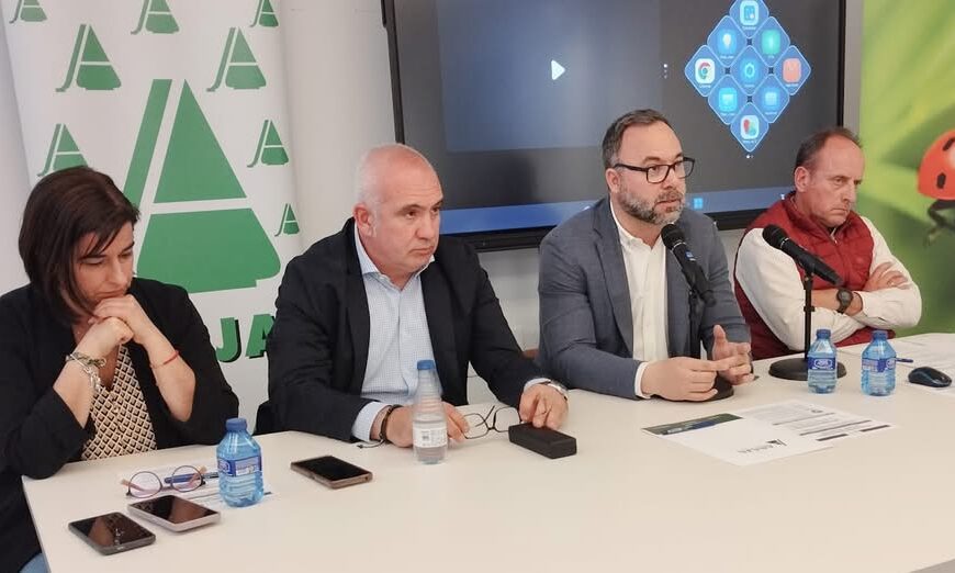 Navarro aborda la problemática de la plaga de conejos en una jornada informativa de ASAJA en el Mercado de Abastos