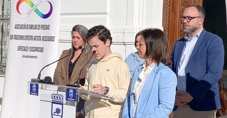 Tomelloso Fortalece su Pacto por la Inclusión en el Día Mundial de Concienciación sobre el Autismo con un Acto Conmemorativo en la Plaza