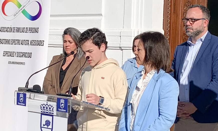 Tomelloso Fortalece su Pacto por la Inclusión en el Día Mundial de Concienciación sobre el Autismo con un Acto Conmemorativo en la Plaza