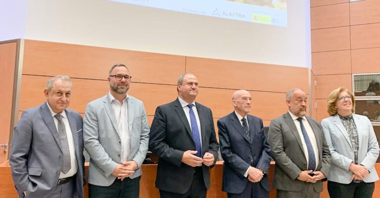 Alcalde Javier Navarro destaca la necesidad de digitalización en el sector agroalimentario desde una perspectiva académica rigurosa