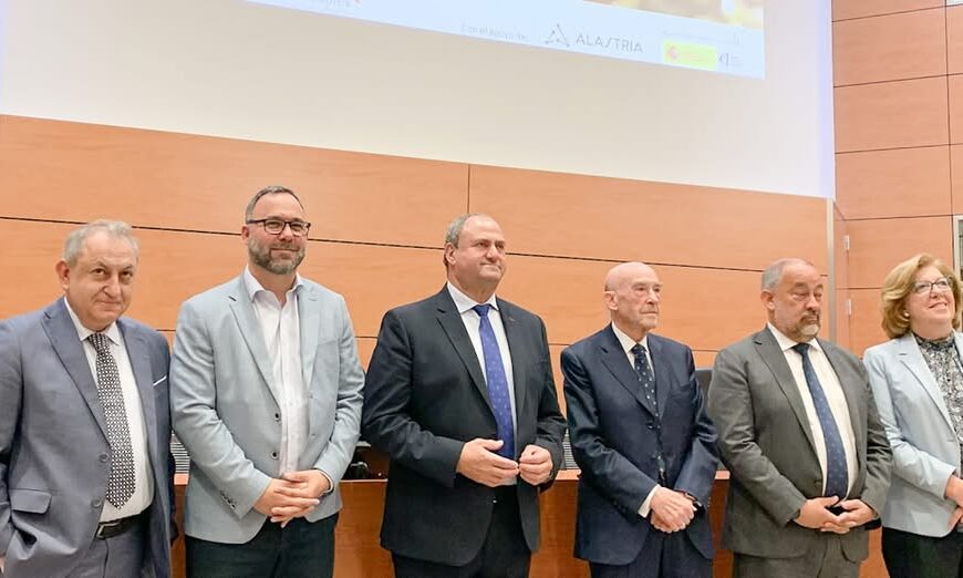 Alcalde Javier Navarro destaca la necesidad de digitalización en el sector agroalimentario desde una perspectiva académica rigurosa