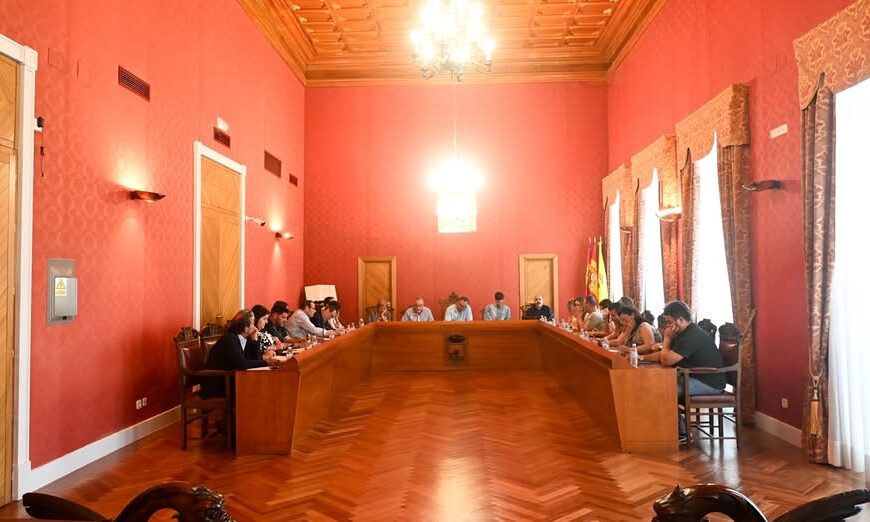 Divergencias y Consensos en Grupos Municipales Sobre Inmigración y ‘Prioridad Nacional’: Un Debate en Profundidad en el Pleno Municipal