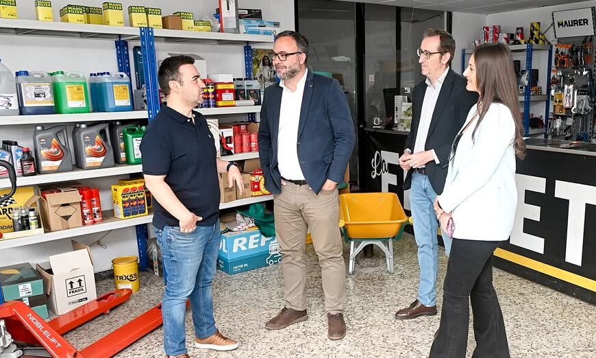 El Alcalde Javier Navarro Visita Recientemente la Ferretería Tomelloso sobre la N-310