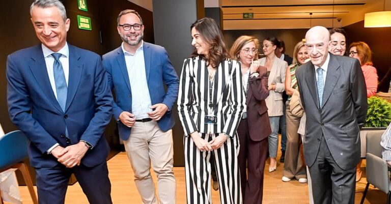 Navarro inaugura la renovada oficina de CaixaBank, resaltando el compromiso de la entidad con la comunidad local