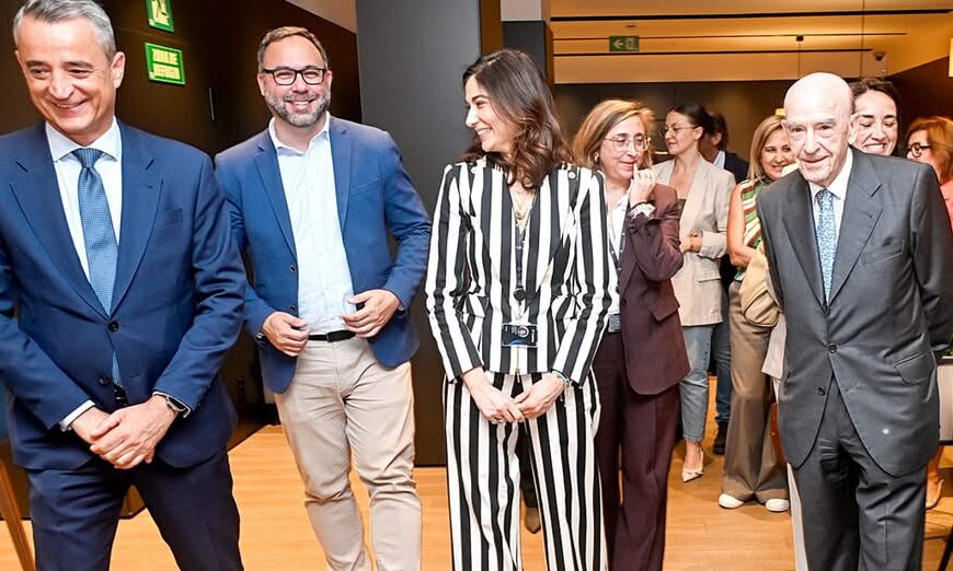 Navarro inaugura la renovada oficina de CaixaBank, resaltando el compromiso de la entidad con la comunidad local