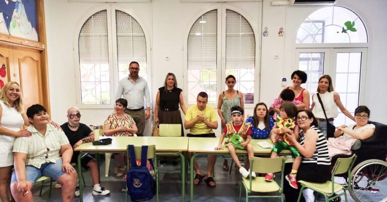 El Alcalde Javier Navarro y la Concejala de Servicios Sociales, Elena Villahermosa, Visitan la Ludoteca de la Asociación Nadie es Invisible