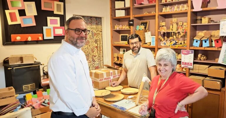 El Alcalde de Tomelloso Realiza Visita a Mondema Artesanos, Destacada Empresa Familiar en Carpintería y Restauración de Muebles