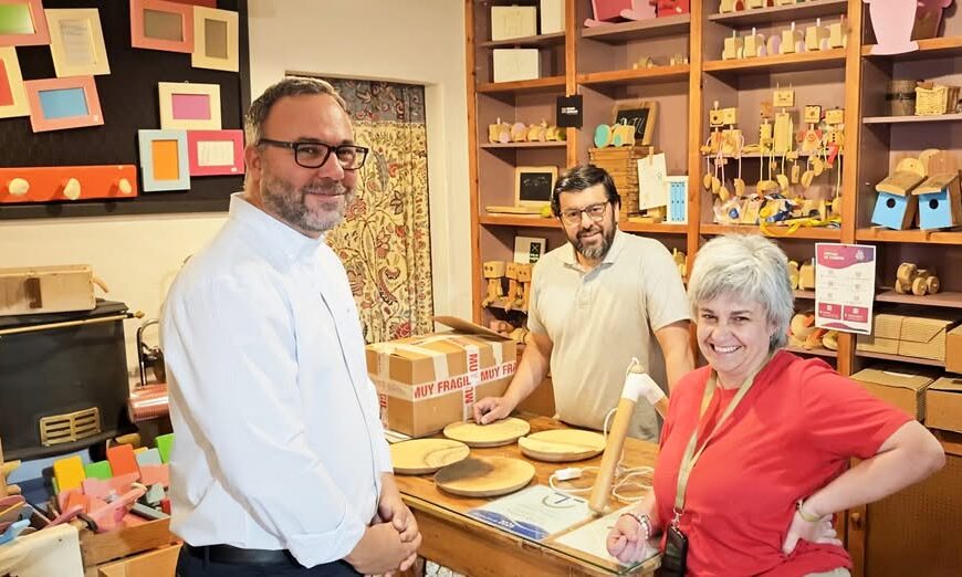 El Alcalde de Tomelloso Realiza Visita a Mondema Artesanos, Destacada Empresa Familiar en Carpintería y Restauración de Muebles
