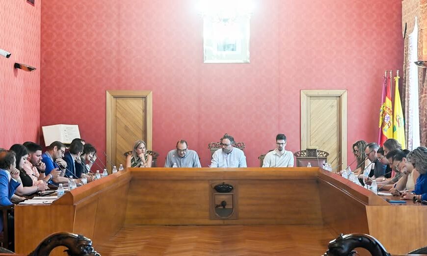 El Pleno Exige a la Junta una Respuesta a la Propuesta de Expansión del CEIP Embajadores y el IES García Pavón: PP y Vox Refuerzan la Moción