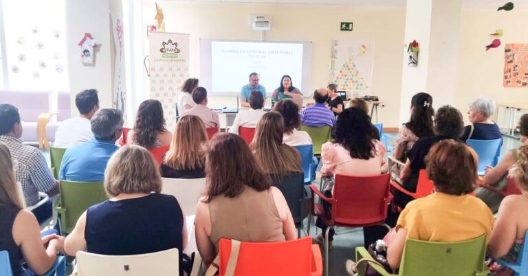 El alcalde resalta el compromiso y la dedicación de las asociaciones de familiares de personas con Alzheimer durante la apertura de la Asamblea
