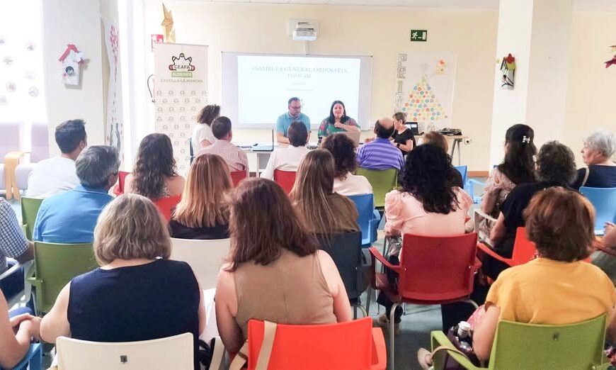 El alcalde resalta el compromiso y la dedicación de las asociaciones de familiares de personas con Alzheimer durante la apertura de la Asamblea