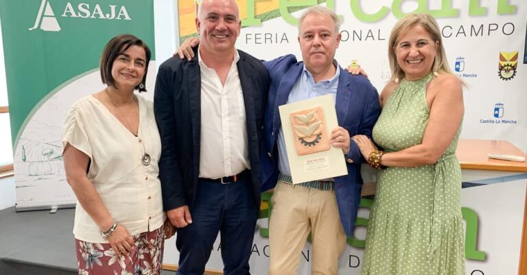Eloísa Perales felicita personalmente al periodista Antonio Gómez en nombre de todo el equipo de gobierno