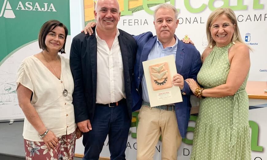 Eloísa Perales felicita personalmente al periodista Antonio Gómez en nombre de todo el equipo de gobierno