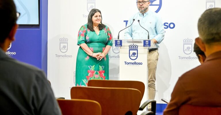 Javier Navarro Revela a los Homenajeados: la Asociación de Amigos de las Cuevas de Tomelloso, La Valiosa, Mercería Teresa Pelayo entre ellos
