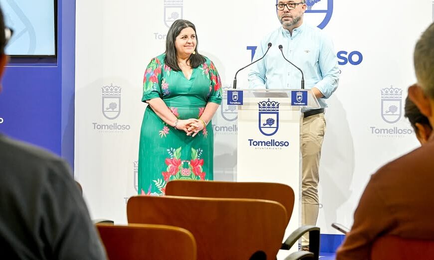 Javier Navarro Revela a los Homenajeados: la Asociación de Amigos de las Cuevas de Tomelloso, La Valiosa, Mercería Teresa Pelayo entre ellos
